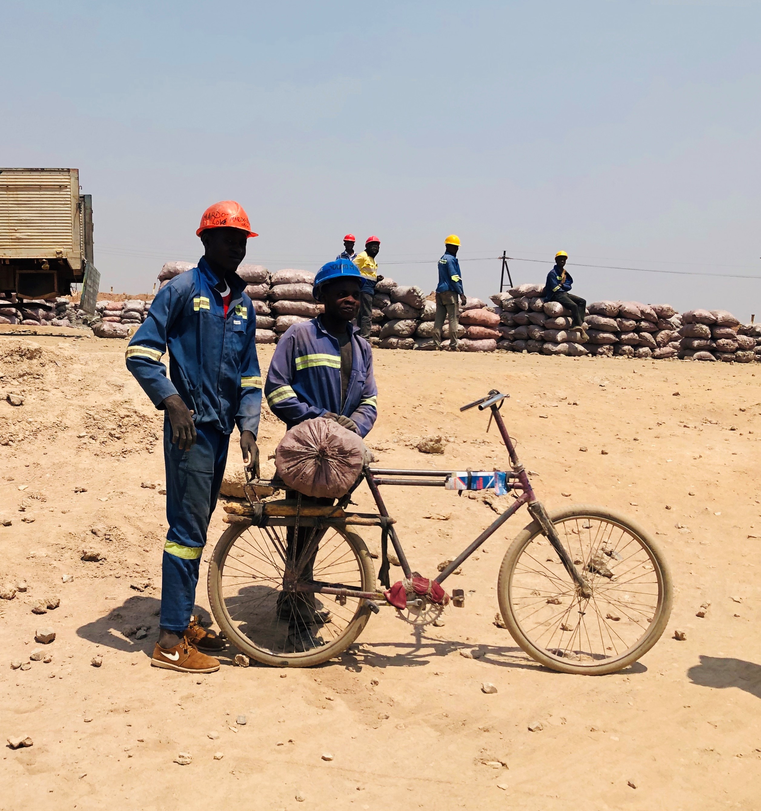 Artisanal miners transport cobalt at Mutoshi (Democratic Republic of the Congo))