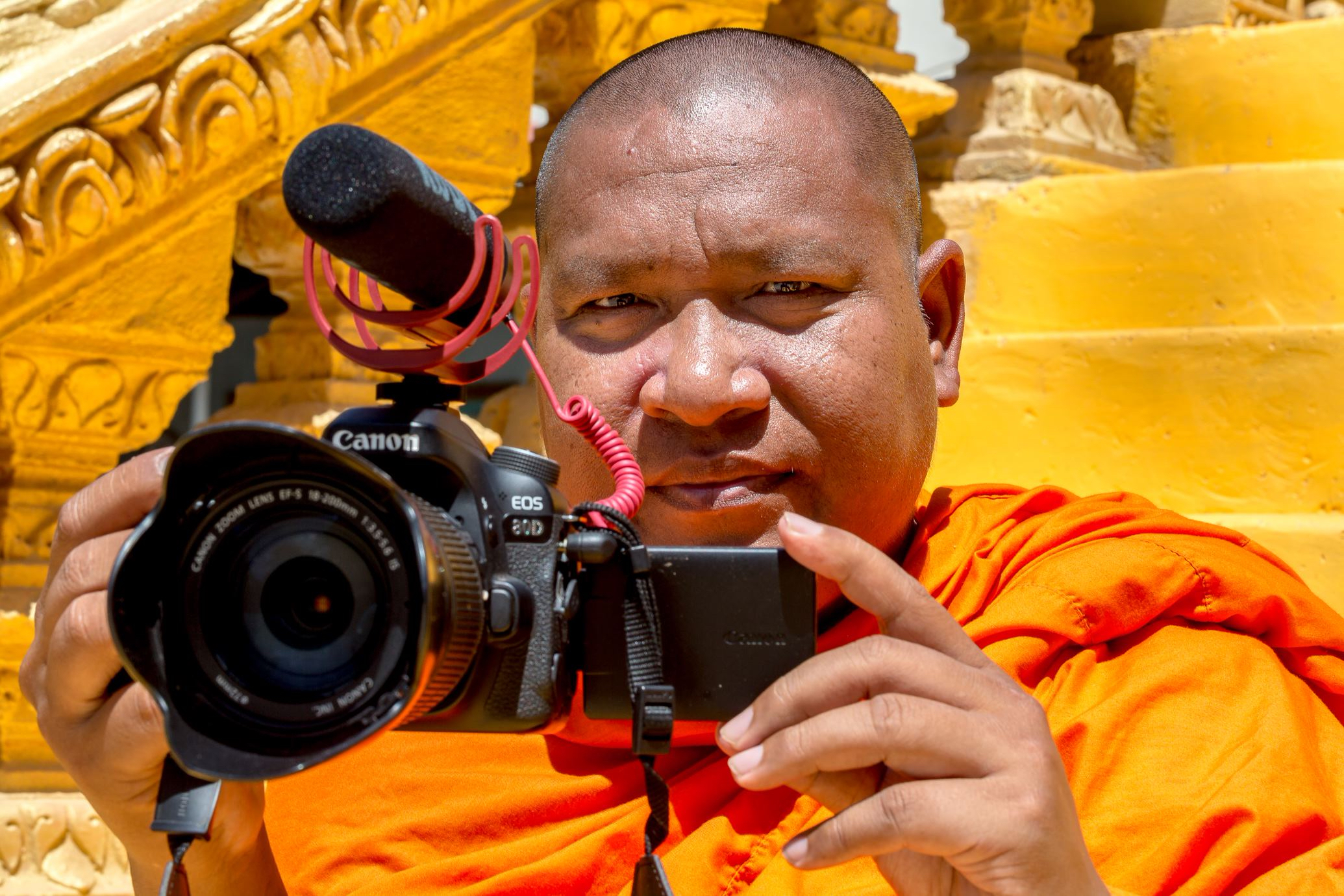 Venerable Luon Sovath with a camera in his hands
